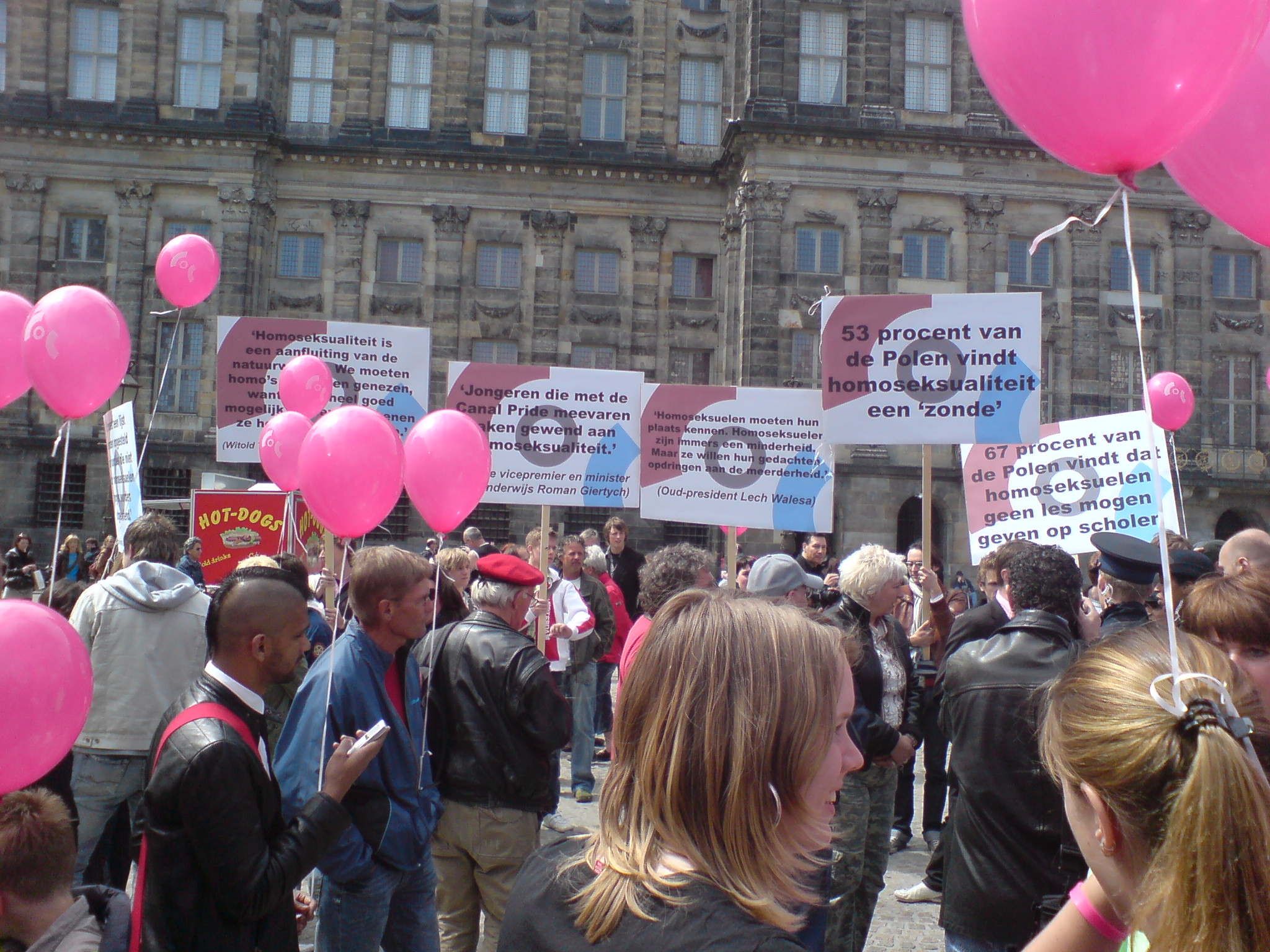 Demonstratie tegen Poolse homofobie op de Dam in Amsterdam