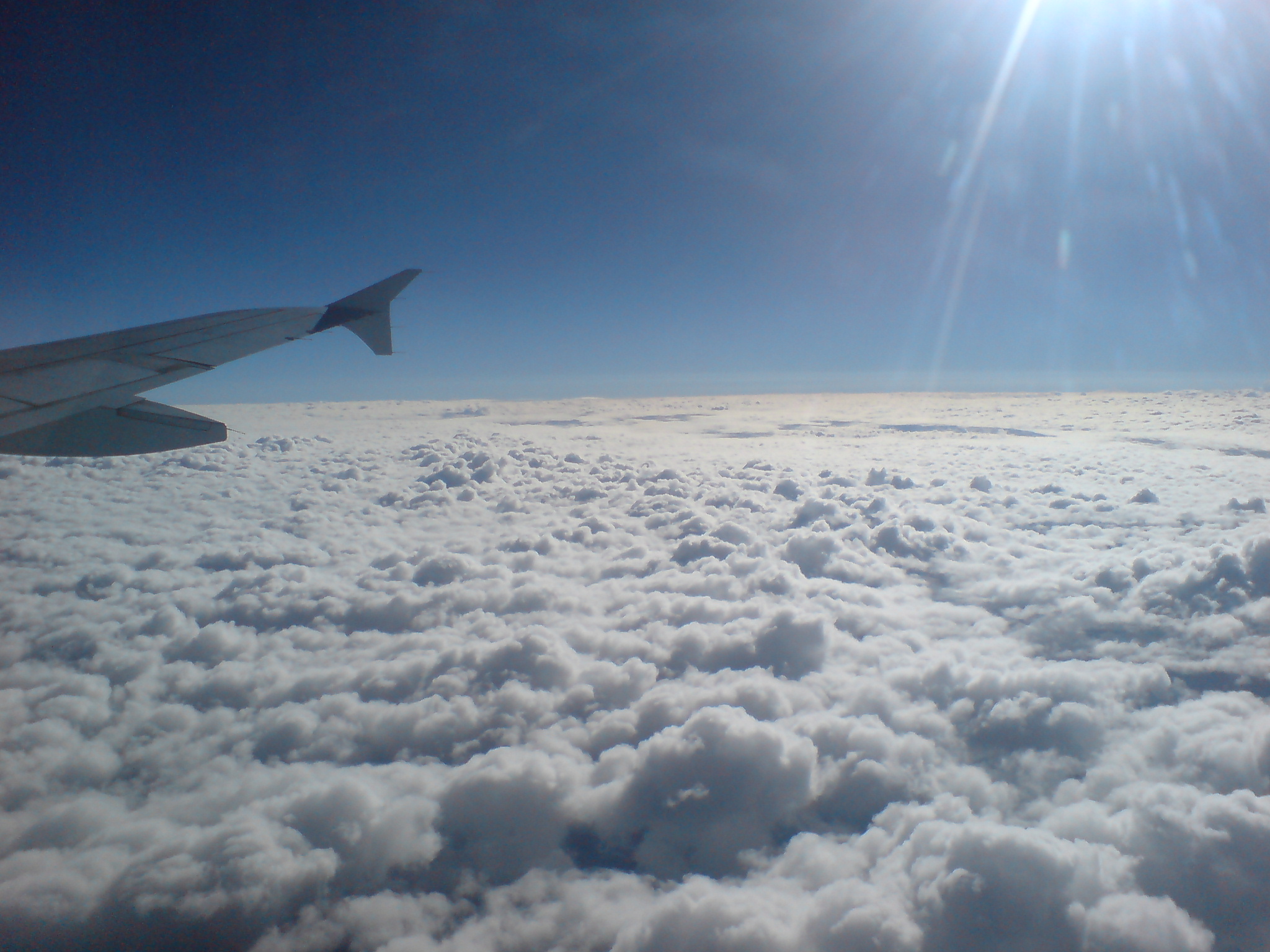 Vanuit het vliegtuig wolken boven Nederland